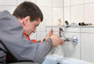 One of our Allen plumbers installs bathtub faucet